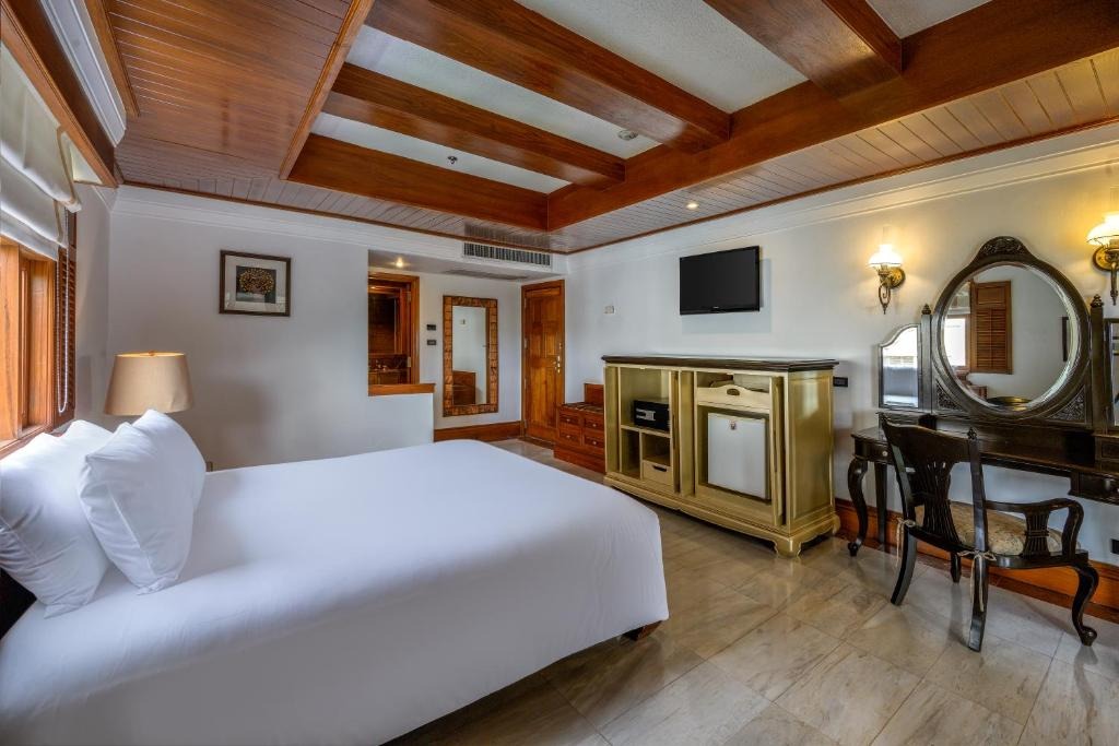 هتل تاوورن بیچ ویلیج ریزورت و اسپا